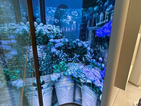 湖北江漢路室內(nèi)全彩P2.0軟模組安裝完成  尺寸：1.28*2.4m像素點：640*1200