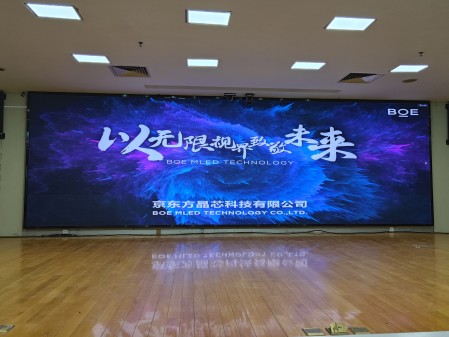 丁字橋***公司BTQ020安裝完畢，尺寸7.68x2.4m，像素點(diǎn)3840x1200