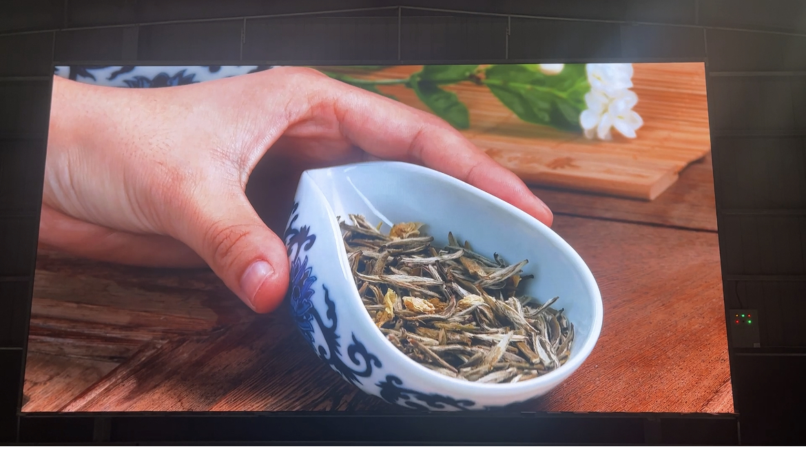保定通山縣培訓(xùn)學(xué)校室內(nèi)全彩P2.5安裝完畢   尺寸:8.96X4.64   像素點:3584X1856